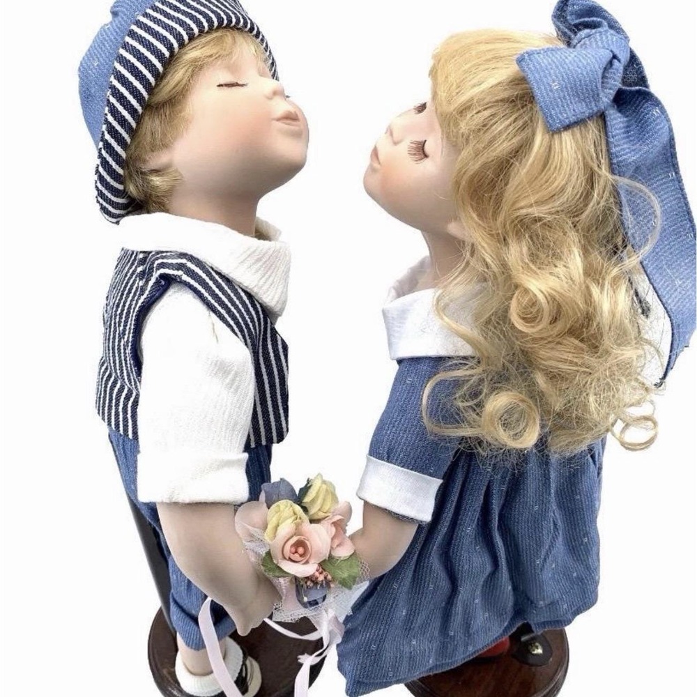 Geppeddo Kyle & Katie Kissing Porcelain Dolls New in Box Vintage 14C055